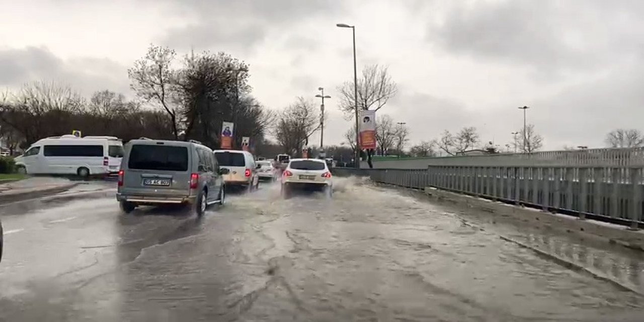İ̇stanbul’da Bazı Caddelerde Su Birikintileri Oluştu