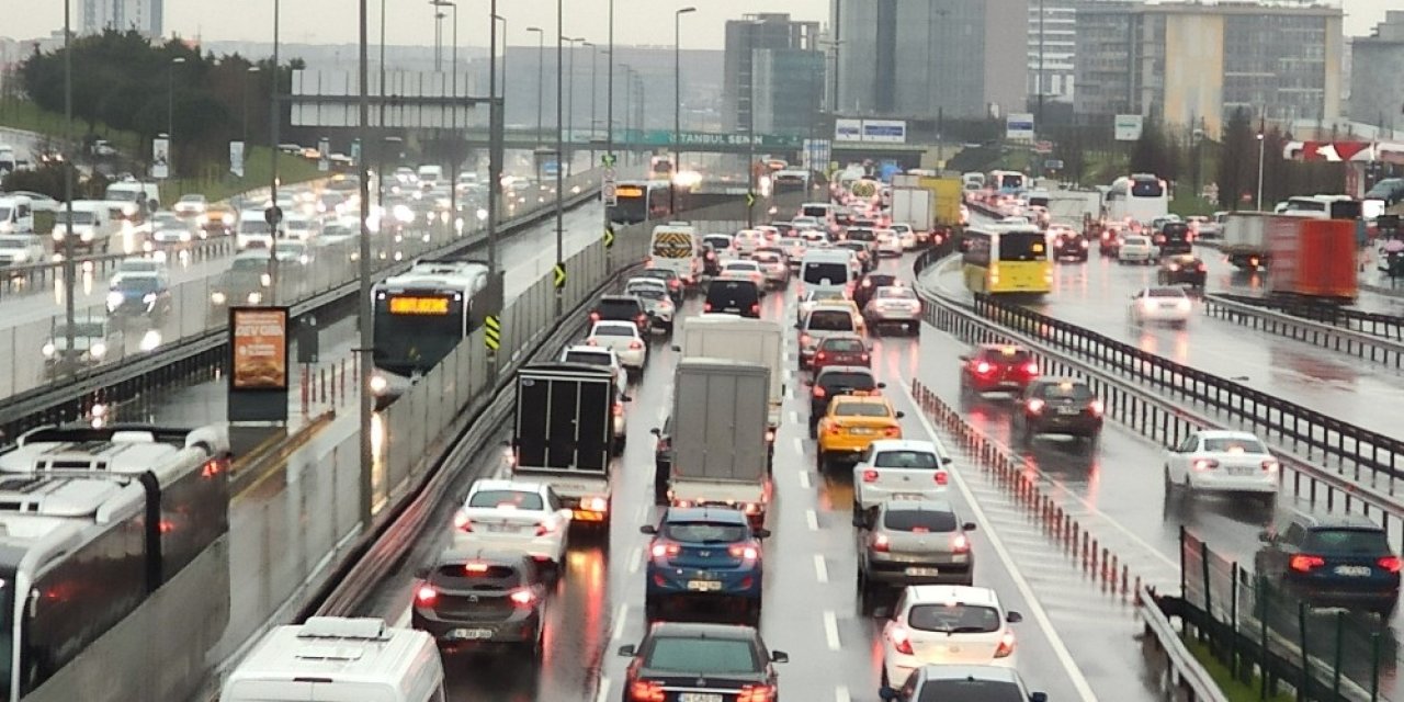 İ̇stanbul’da Yağışlı Hava Trafiği Felç Etti