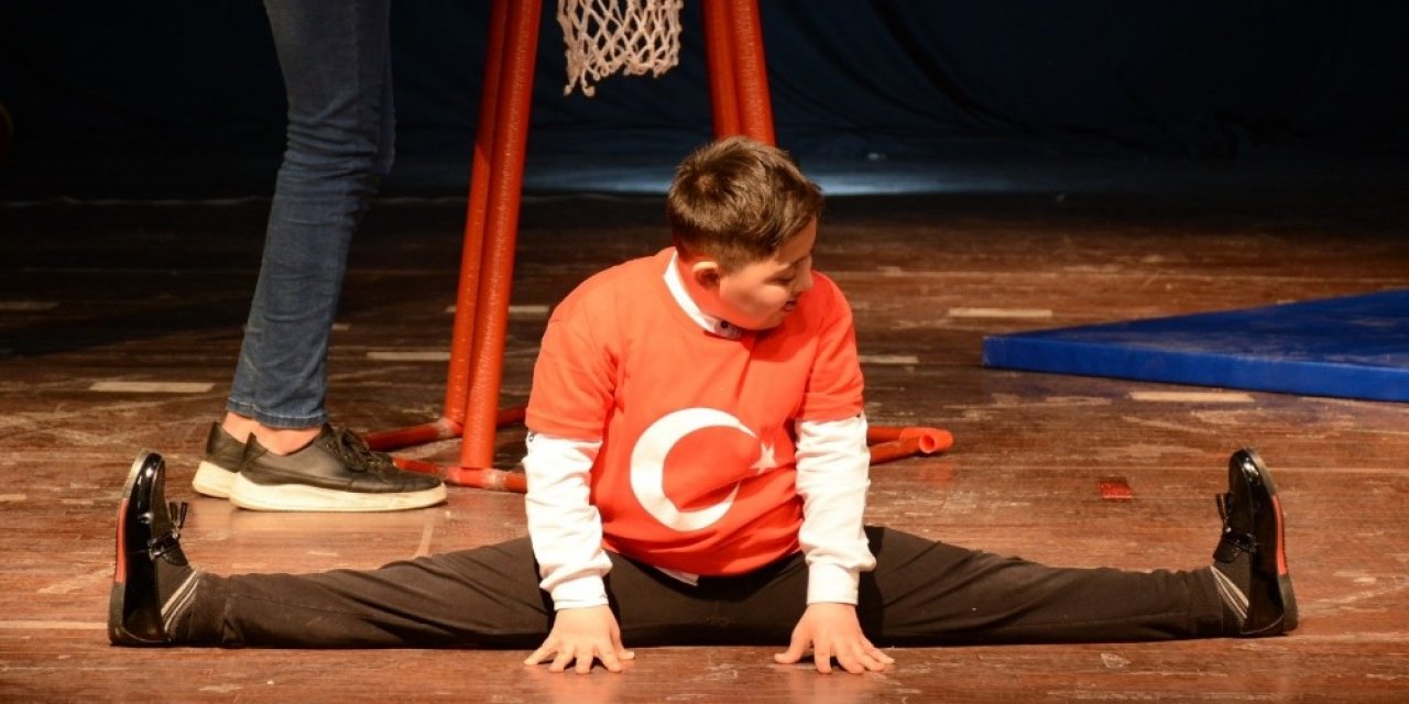 Down Sendromlu Ve Otizmli Çocuklardan Eğlenceli Performanslar