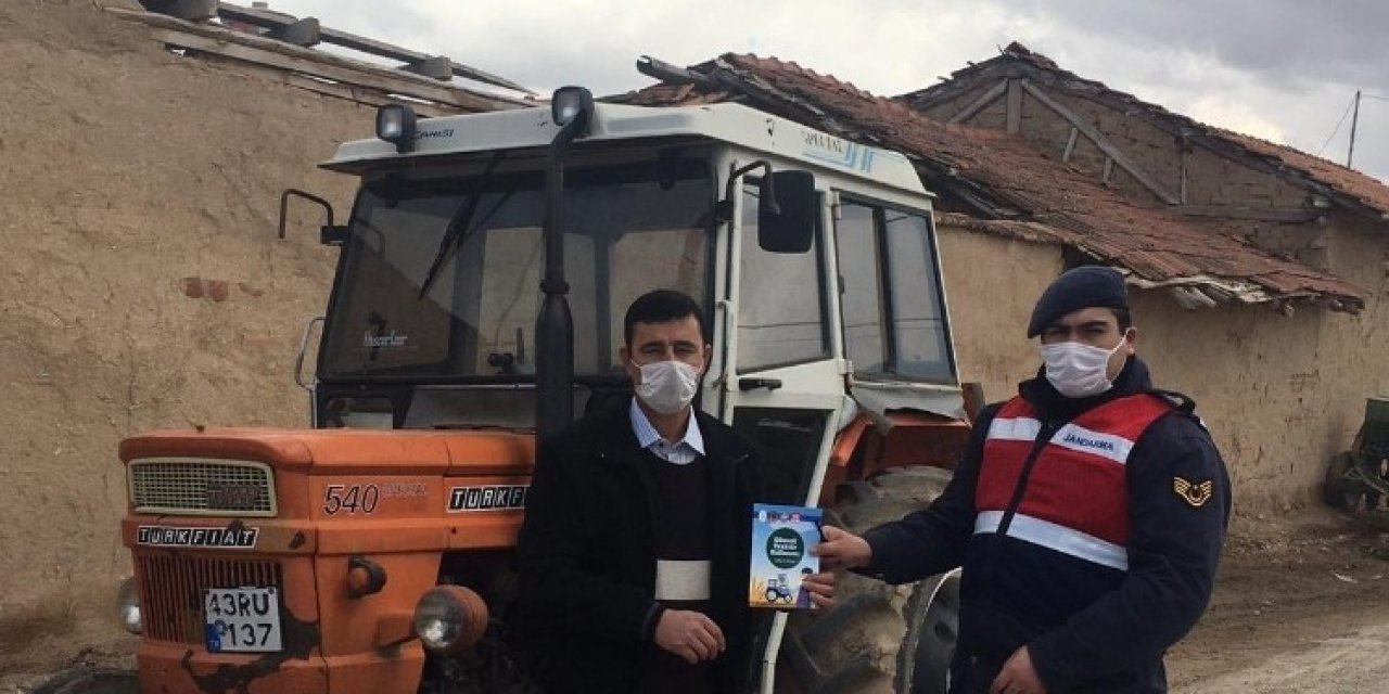 Aslanapa’da Jandarma Traktör Sürücülerini Bilgilendirdi