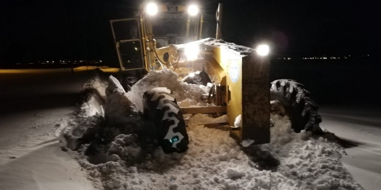 Kar Ve Tipiden Yolu Kapanan Köydeki Hasta 6 Saat Süren Yol Açma Çalışmaları Sonucu Hastaneye Kaldırıldı