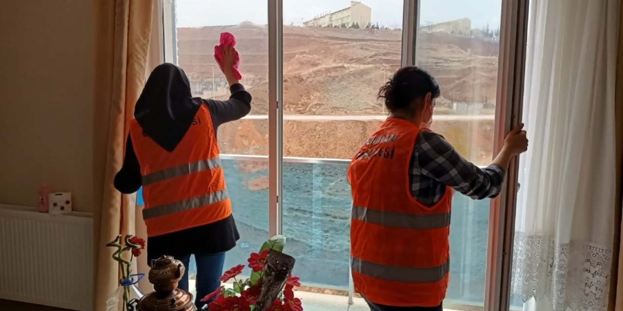 Yahşihan’da Belediye Ekipleri Yaşlıların Evlerini Temizliyor
