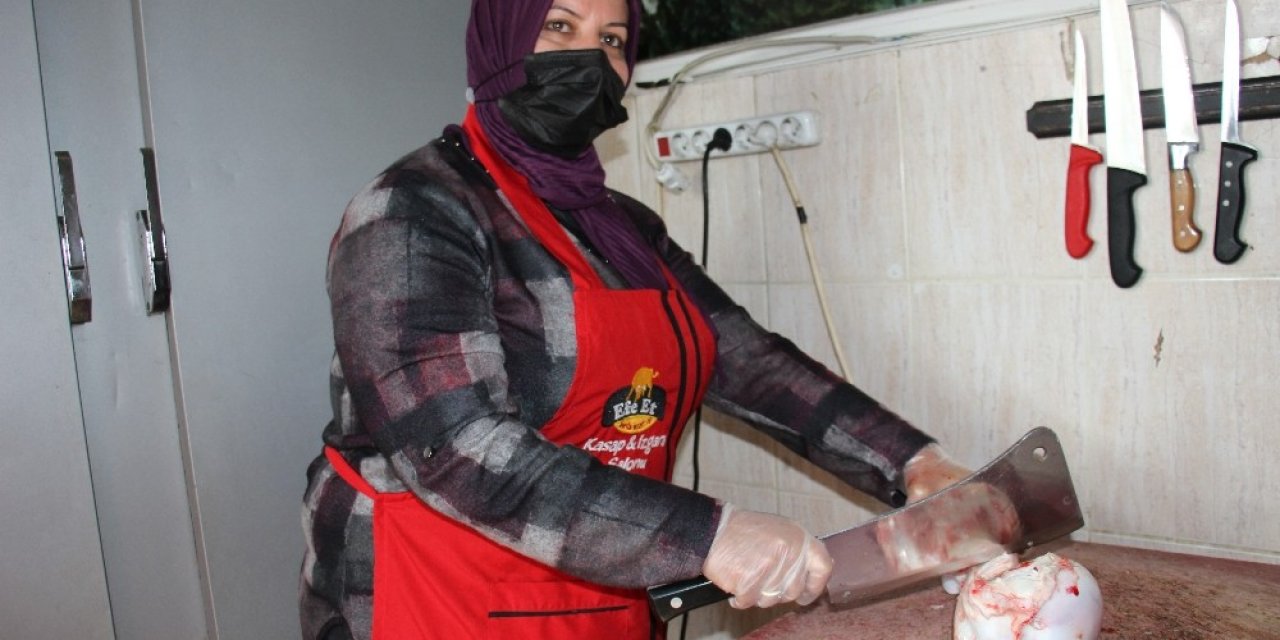 Elinde Satırı Gören Şaşırıyor