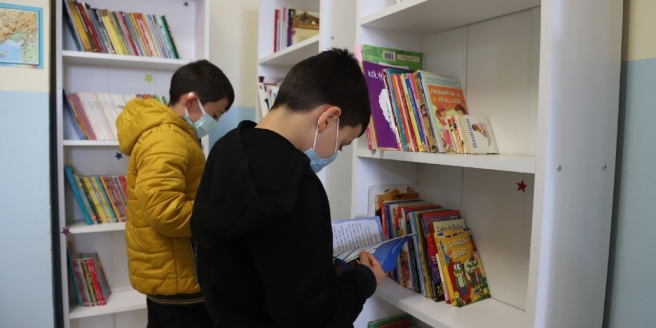 Kartal Belediyesinden Hesna Gündeş İ̇lkokuluna Kitap Bağışı