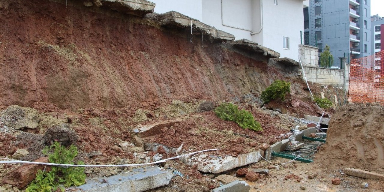 Şiddetli Yağış İstinat Duvarını Çökertti