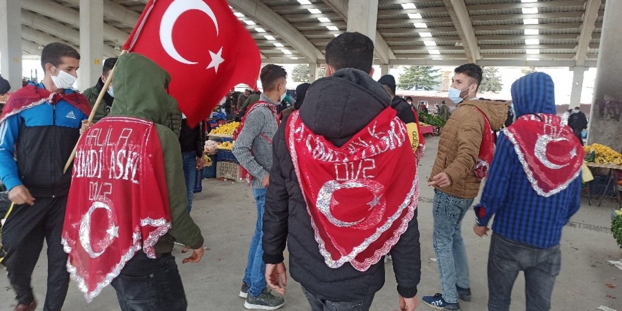 Asker Adayları Pazar Esnafını Ziyaret Edip Oyun Havası Oynadı