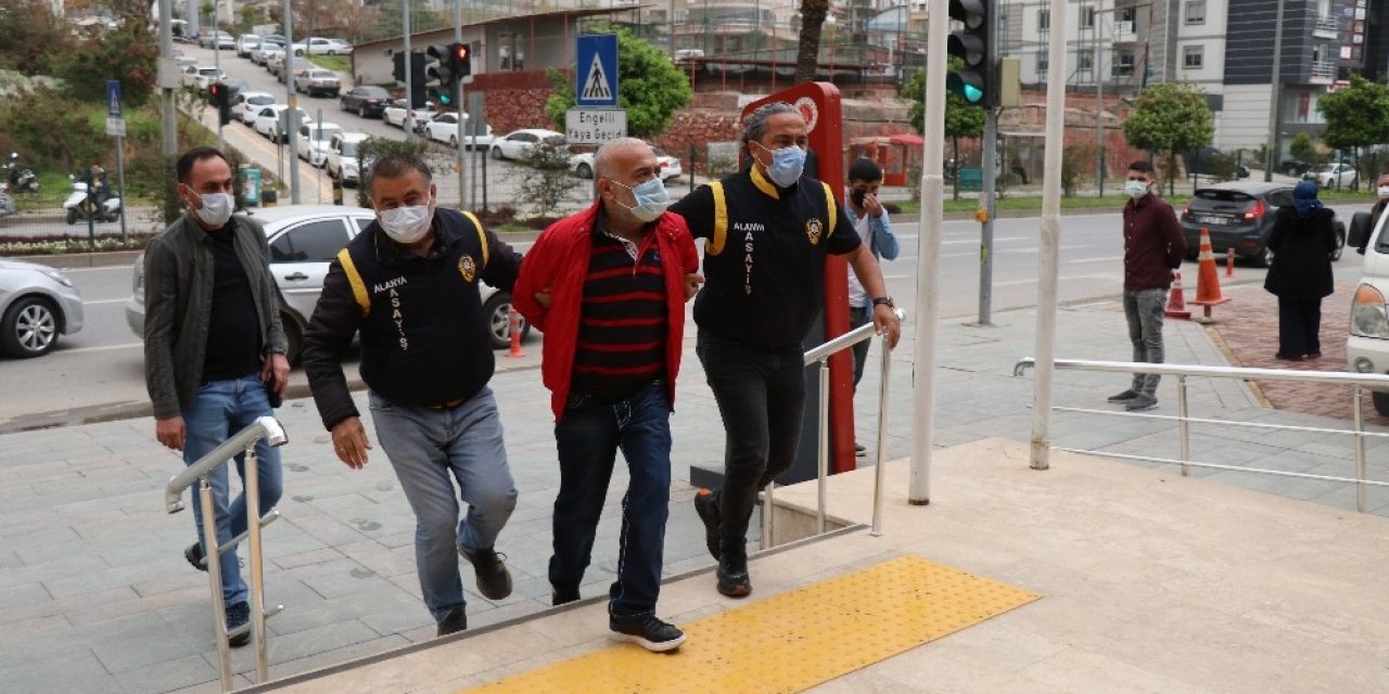Eşini Öldüren Katil Zanlısına Adliye Önünde Arkadaşlarından Şaşırtan Destek