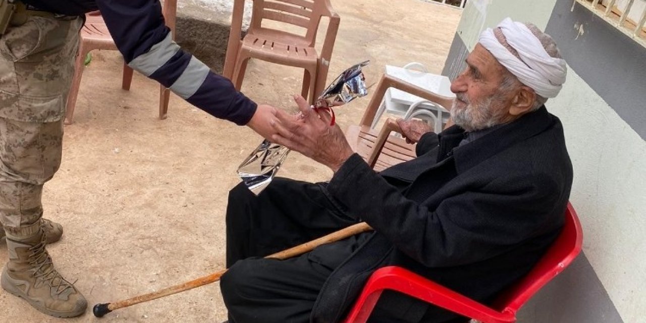 Yaşlılara Saygı Haftasında Jandarma’dan Örnek Davranış