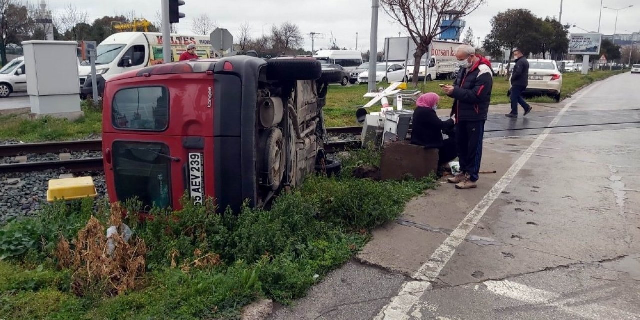 Samsun’da Hafif Ticari Araç Demir Yolu Kenarına Devrildi: 1 Yaralı