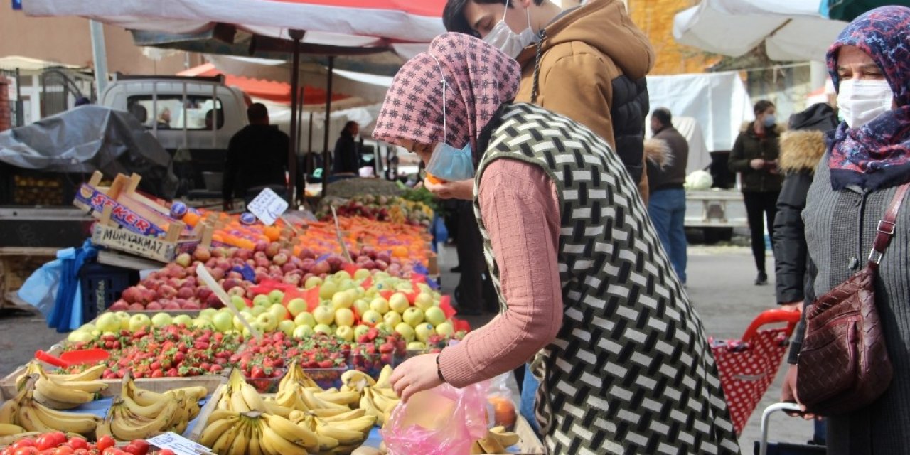 İ̇lkbahar Meyveleri Tezgahlarda Yerini Aldı