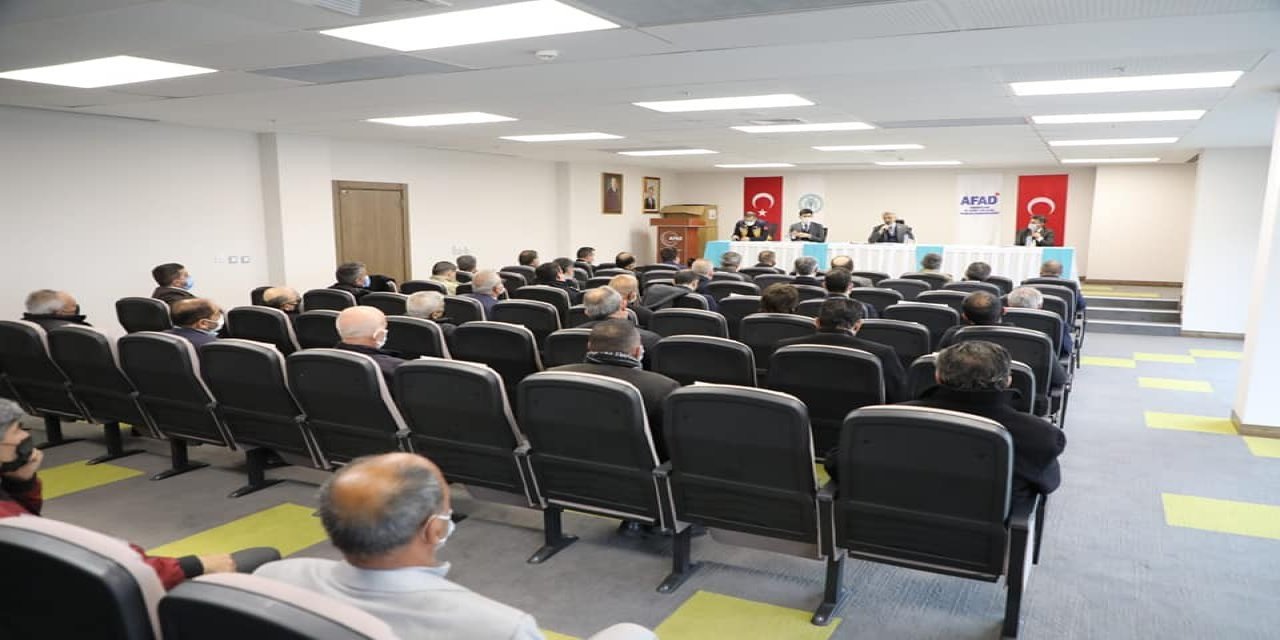 Covid-19 Vaka Artışının En Çok Yaşandığı 5 İlden Bir Olan Erzincan’da Muhtarlar, Din Ve Eğitim Görevlileriyle Toplantı Yapıldı