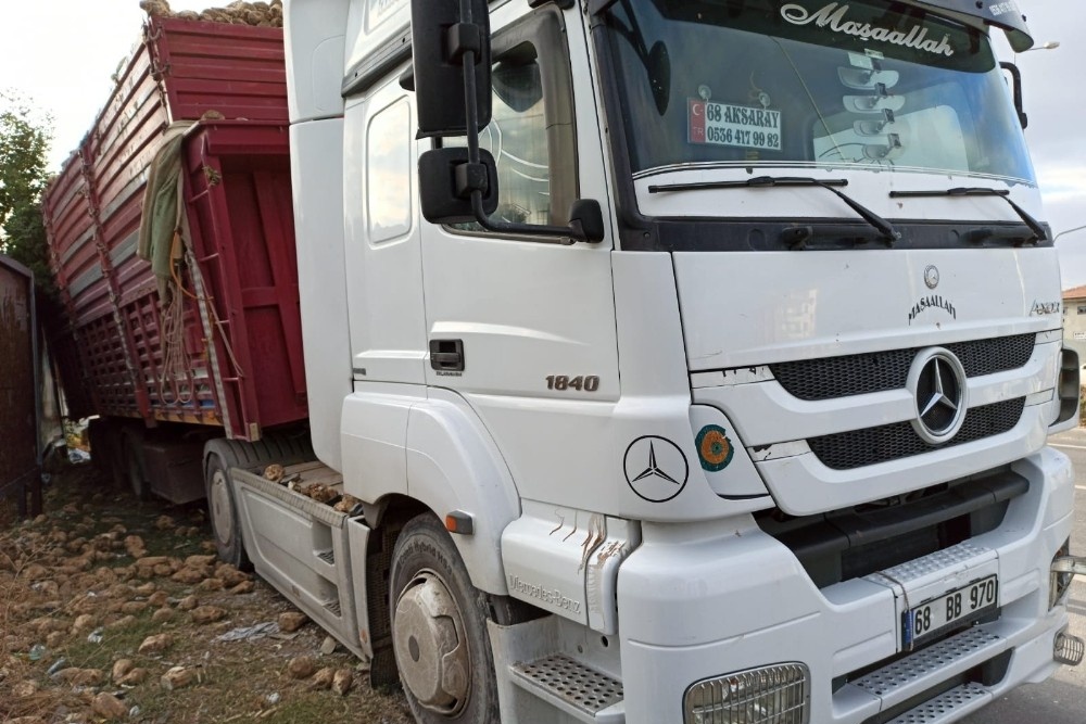 Pancar yüklü tır, cip ile çarpıştı: 2 yaralı