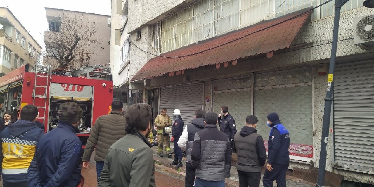 Zeytinburnu’nda Bodrum Katında Yangın: 1’i Ağır 2 Kişi Yaralandı