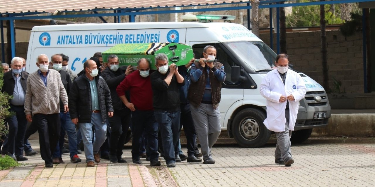 Kocası Tarafından Öldürülen Kadın Gözyaşları Arasında Toprağa Verildi
