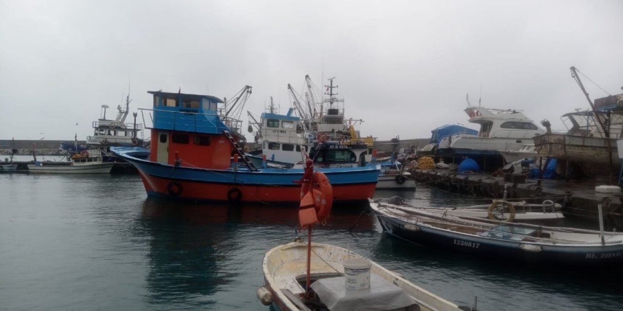 Fırtına Nedeniyle Balıkçılar Limana Sığındı