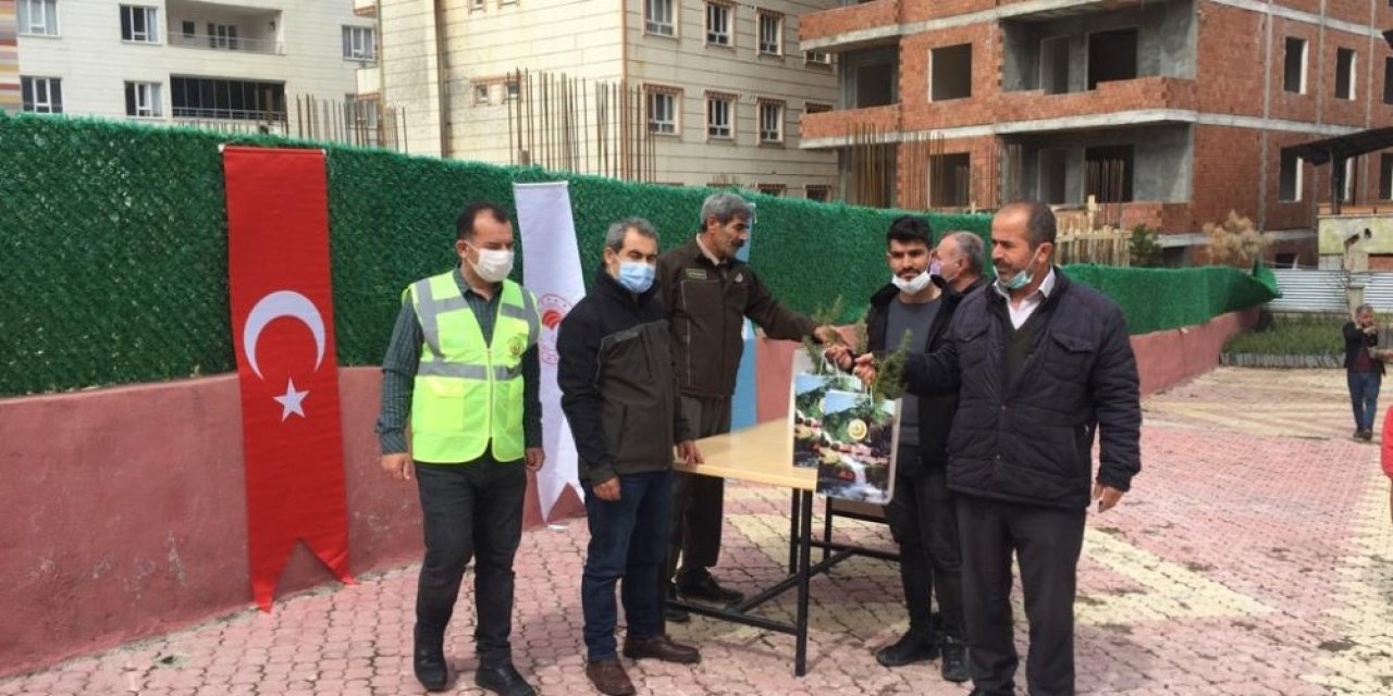 Sason’da Vatandaşlara Bin 500 Adet Fidan Dağıtıldı