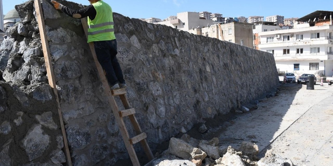 İ̇kiçeşmelik Mahallesi’nde Yağmur Suyu Hattı Çalışmaları Devam Ediyor