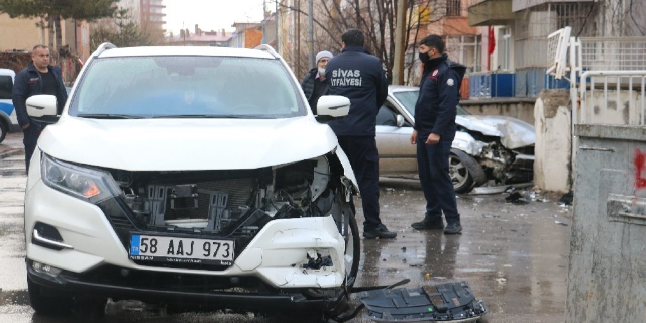 Sivas’ta İki Otomobil Çarpıştı: 2 Yaralı