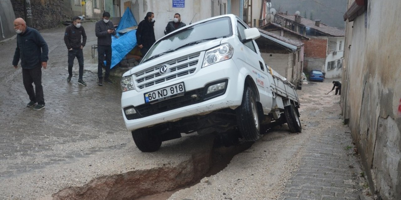 Çukura Düşen Kamyonet Şaha Kalktı