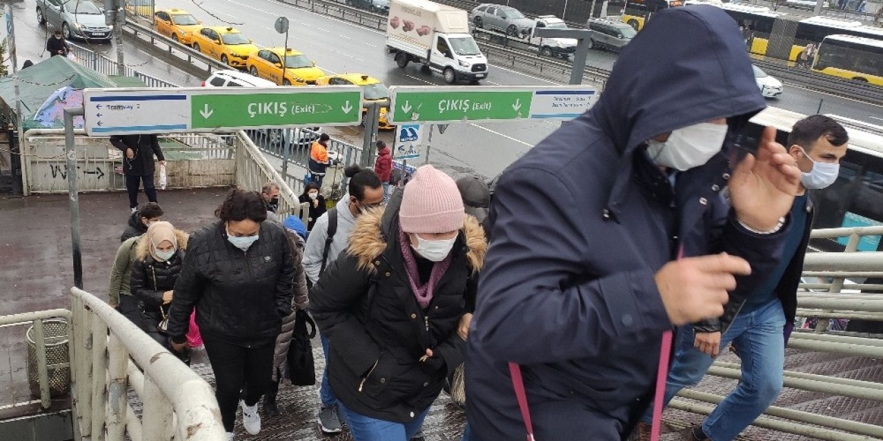 Metrobüs Ve Tramvayda Sosyal Mesafesiz Yoğunluk Dikkat Çekti