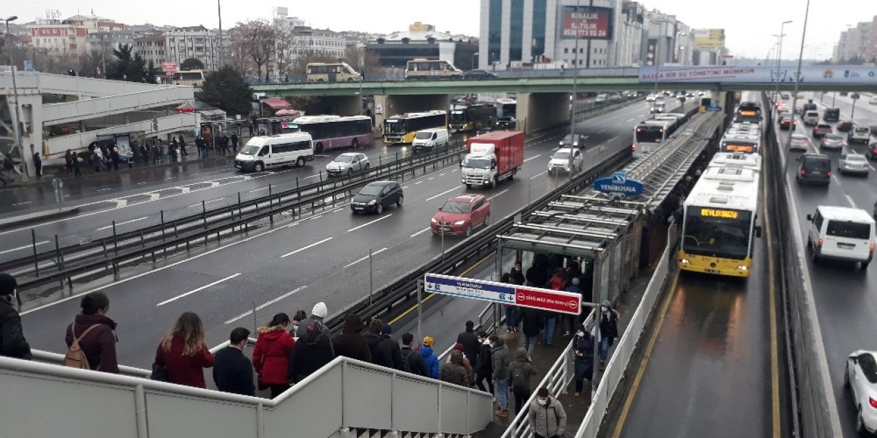 Metrobüste Dikkat Çeken Yoğunluk