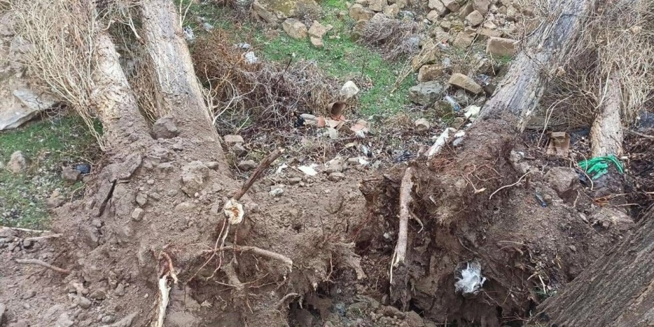 Nevşehir’de Fırtına Minarenin Alemini Uçurdu