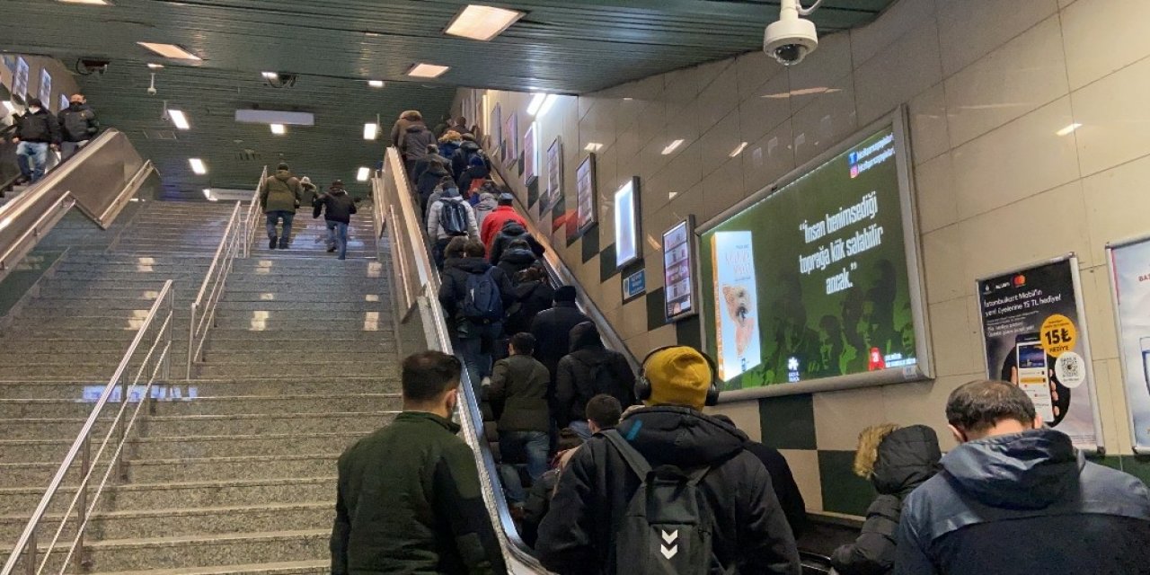 Yenikapı Metrosunda Kalabalık Manzara Dikkat Çekti
