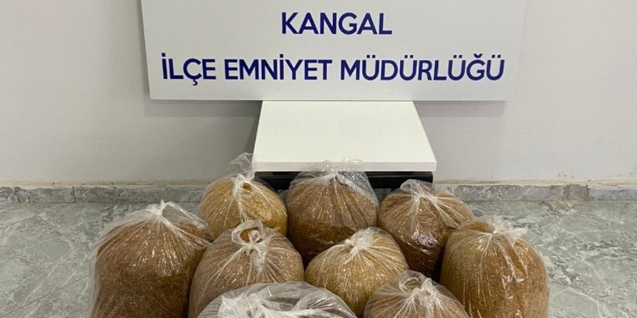 Durumundan Şüphelendikleri Araçtan 60 Kilogram Tütün Çıktı