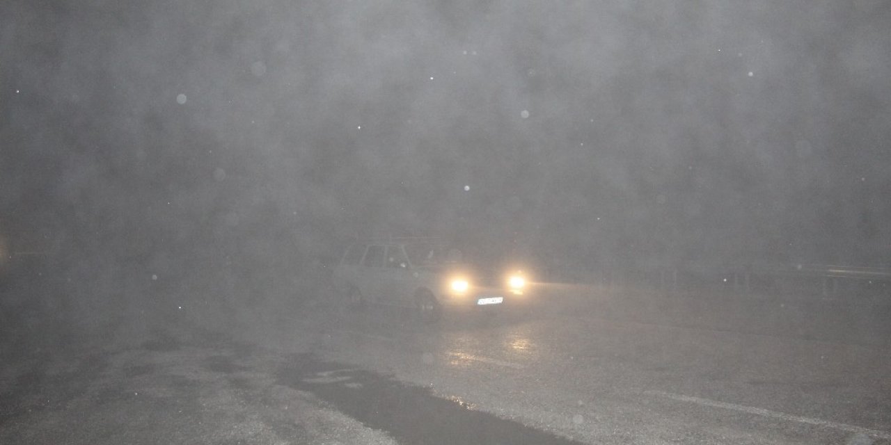 Denizli-antalya Karayolunda Etkili Olan Kar Ve Sis Ulaşımı Olumsuz Etkiledi