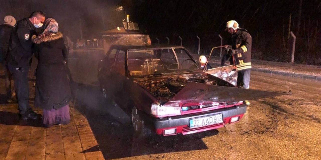 Seyir Halindeki İki Otomobil Yanarak Kullanılamaz Hale Geldi