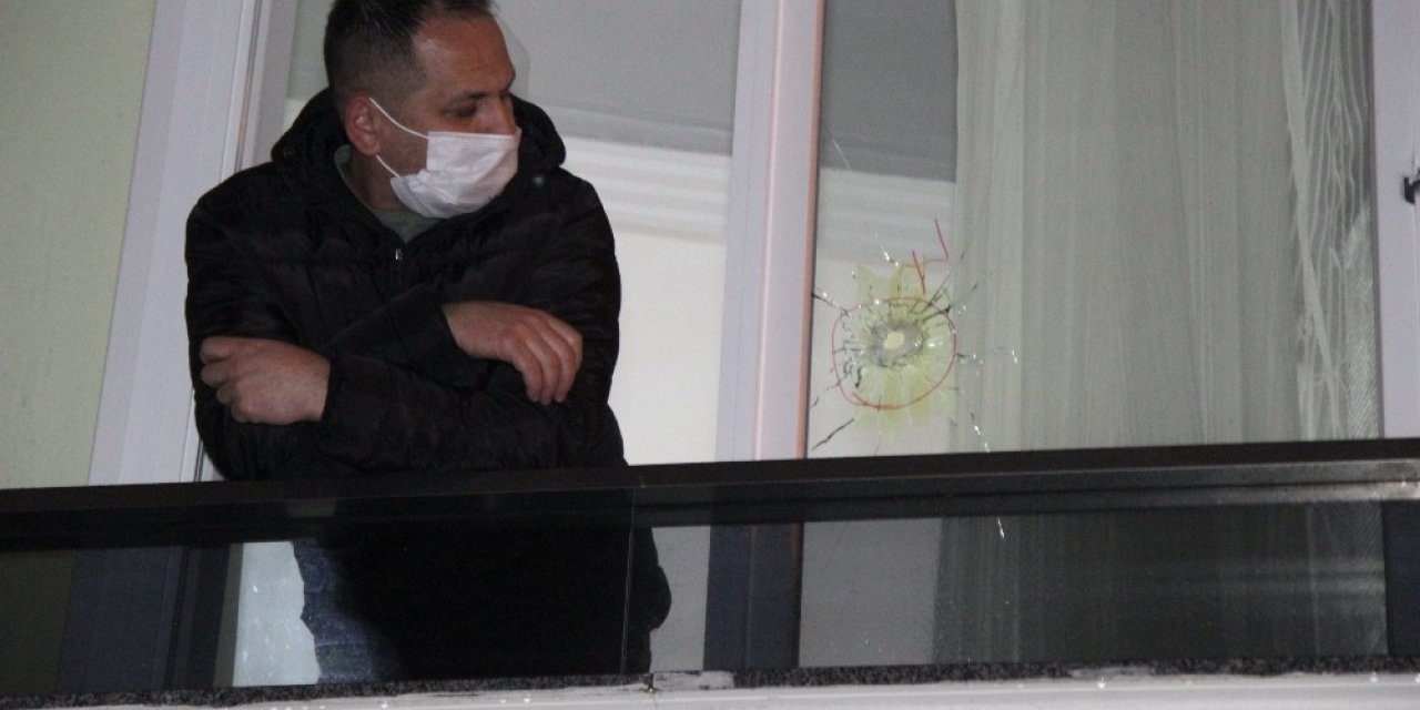 Lokaldeki Kavgada Havaya Ateş Açtı, Kuşunlar Yemek Yiyen Ailenin Evine İsabet Etti