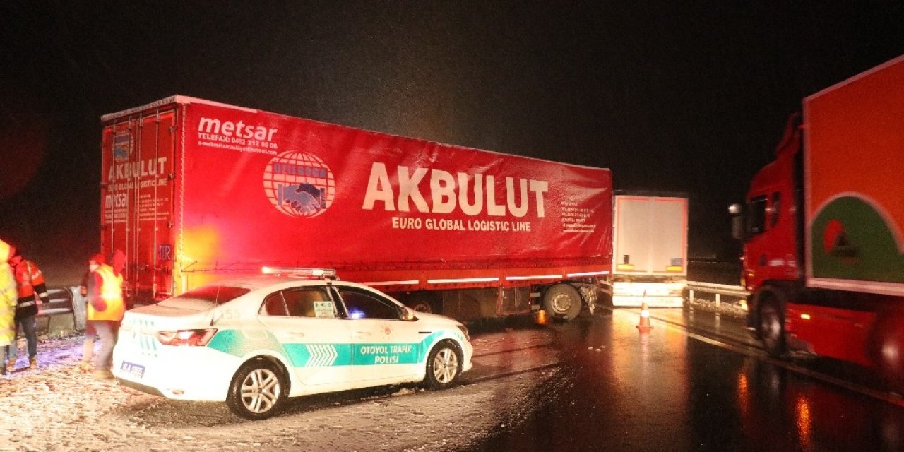 Tem’de, Bariyerlere Çarpan Tırın Sürücüsü Aracın Ön Camından Yola Fırladı