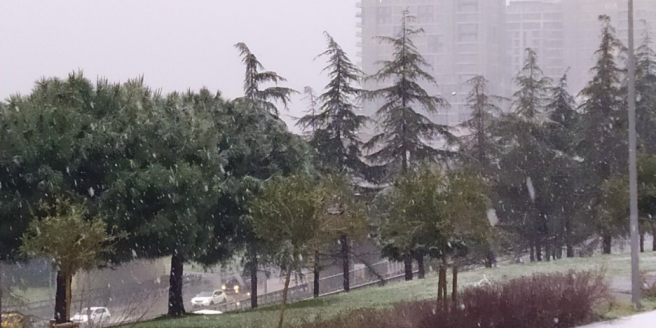 İ̇stanbul’da Aniden Bastıran Kar Yağışı Yerleri Beyaza Bürüdü
