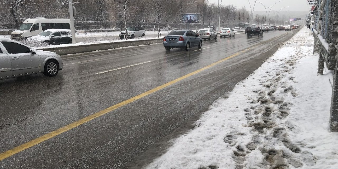 Ankara’da Yoğun Kar Yağışı Hayatı Olumsuz Etkiledi