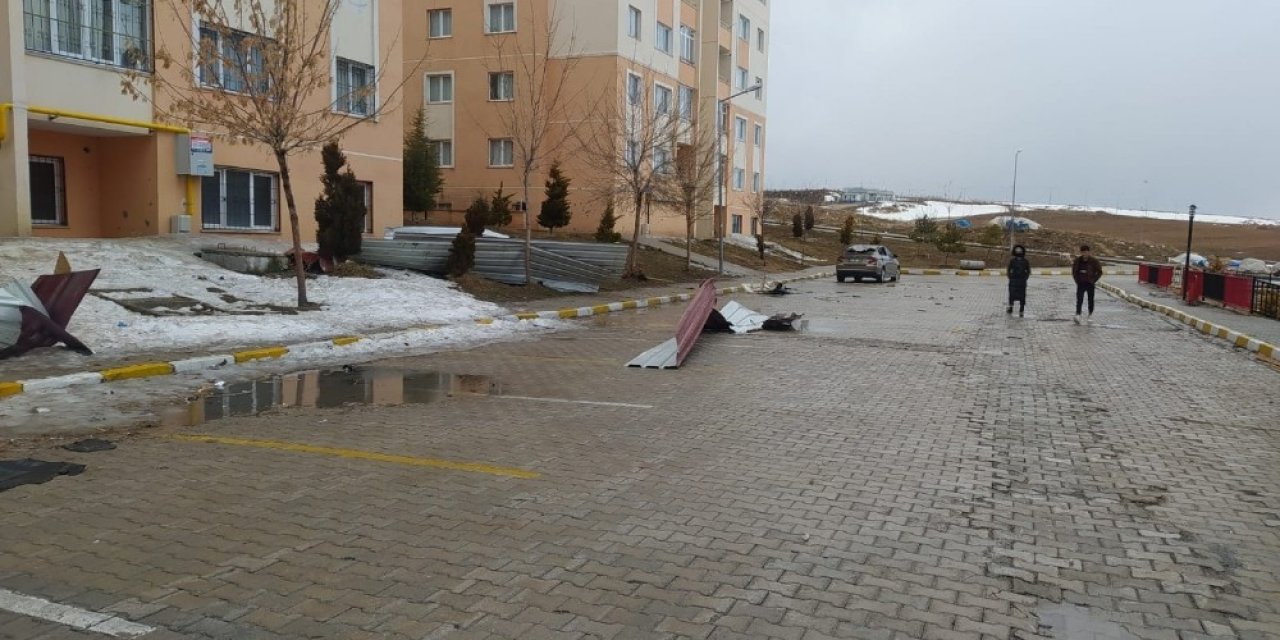 Van’da Fırtına Çatıları Uçurdu