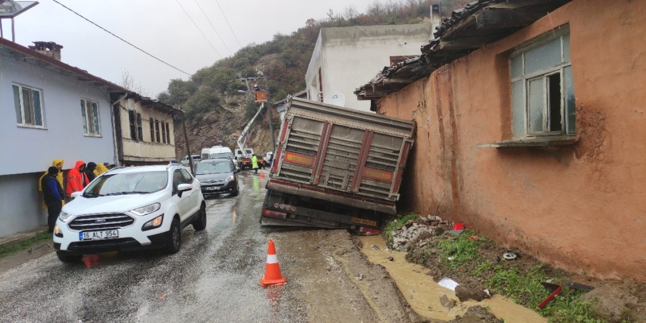 Bursa’da Tır Eve Girdi, Mahalle Elektriksiz Kaldı