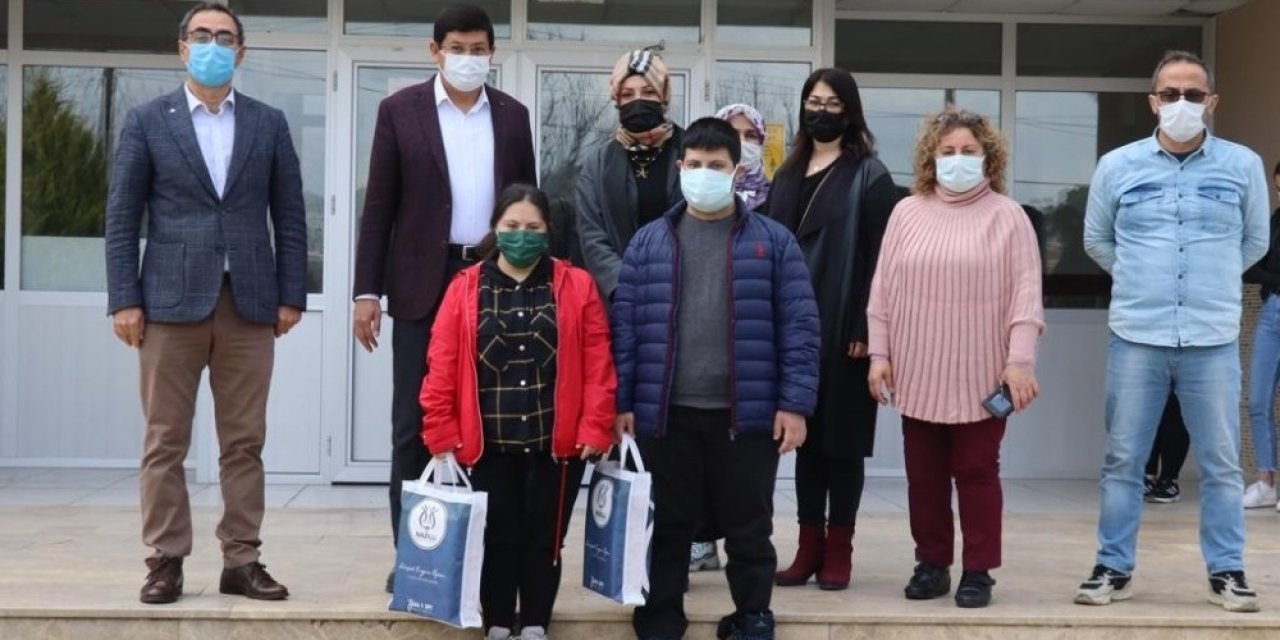 Başkan Özcan Özel Öğrencileri Yalnız Bırakmadı