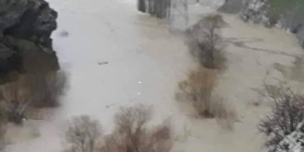 Taşan Dere Suları Derecik Karayolunu Kapattı