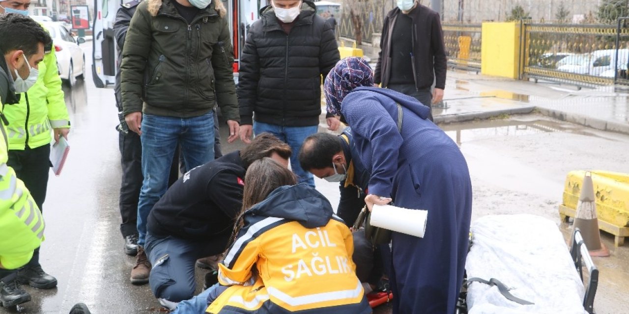 Oğlu Polis Memuruna Çarpan Anne, Gözyaşı İçerisinde Yaralının Başında Bekledi