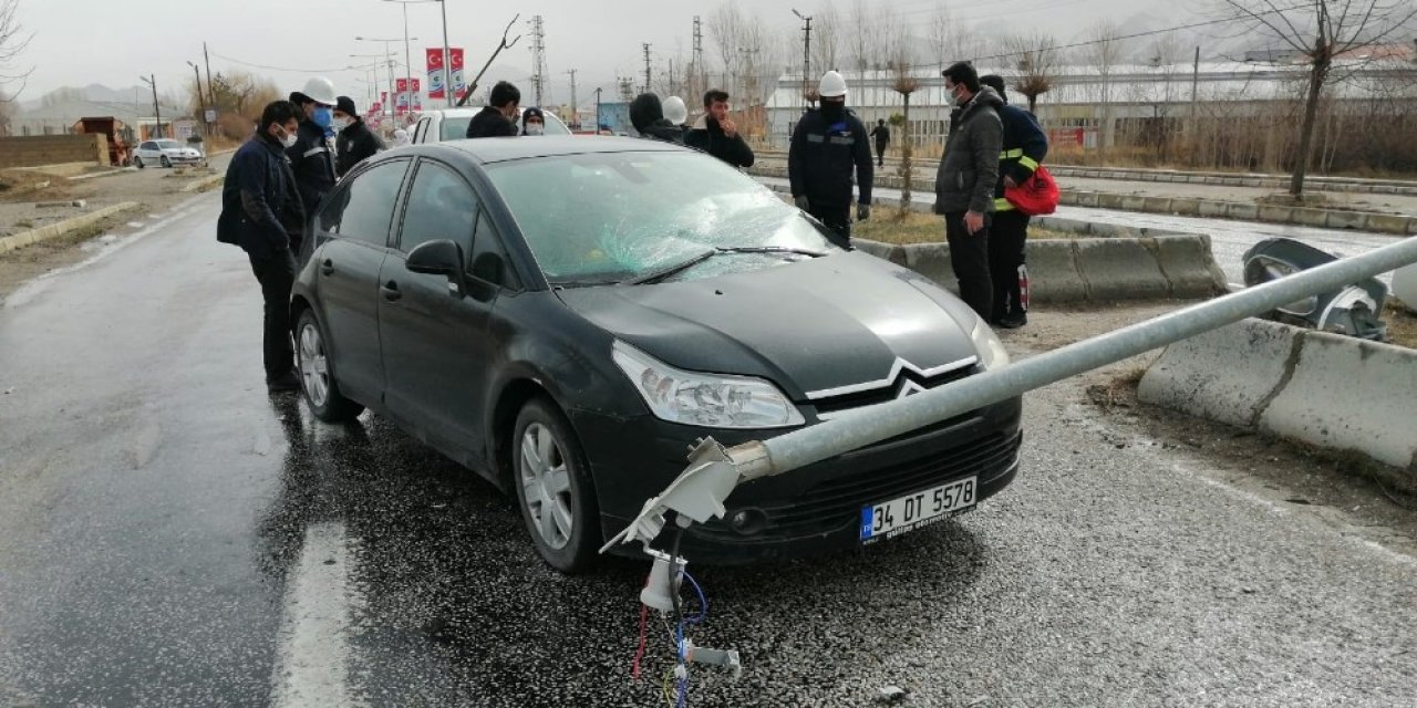 Aydınlatma Direği Seyir Halindeki Otomobilin Üzerine Devrildi