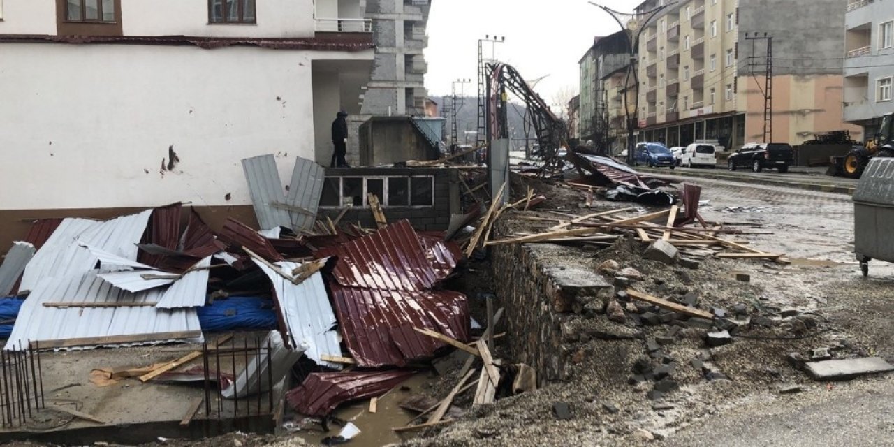 Hizan’da Şiddetli Rüzgar Çatıları Uçurdu
