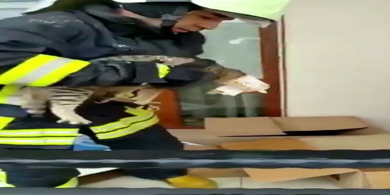 Yaramaz Kedi Kafasını Konserve Kutusun Sıkıştırdı