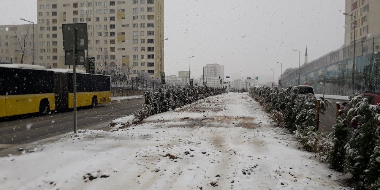 İ̇stanbul’da Lapa Lapa Kar Yağışı