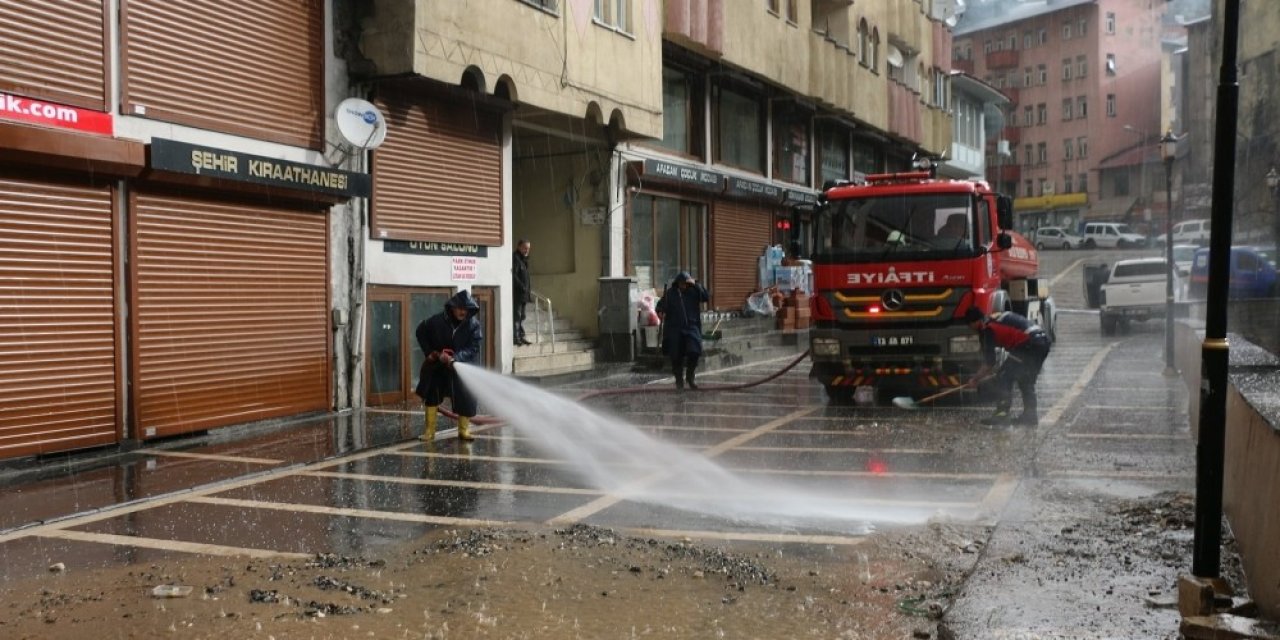Bitlis’te Tıkanan Kanallar Açıldı