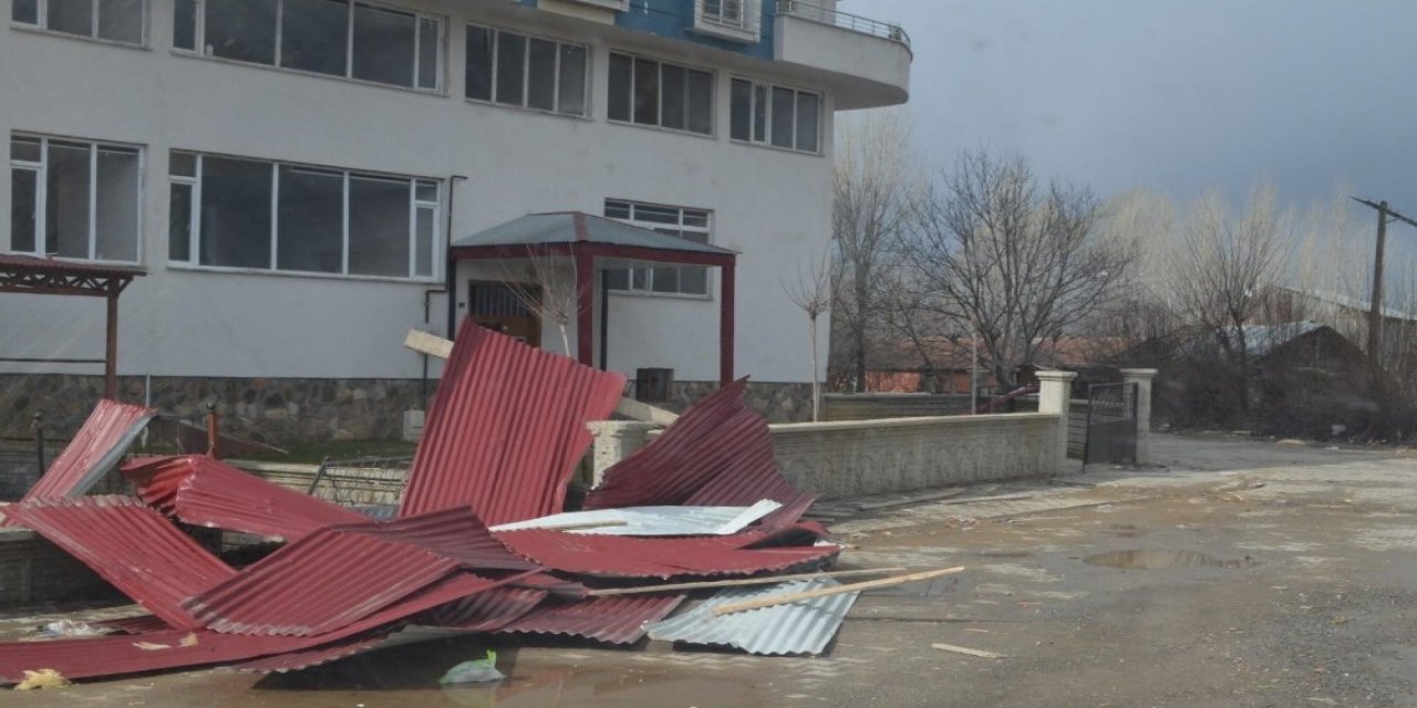 Bingöl’de Fırtına Çatı Uçurdu, Ağaçları Devirdi