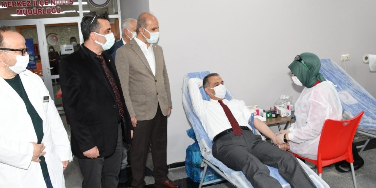 Vali Çuhadar Ve Yardımcıları Kan Bağışında Bulundu