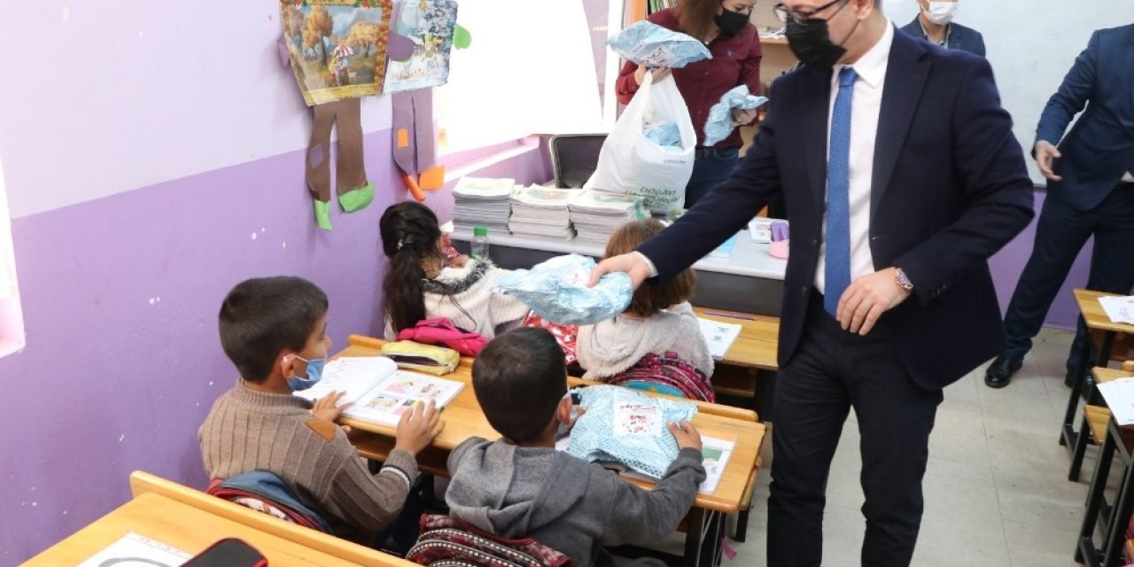 Kayapınar Belediyesi Köy Okullarındaki Çocuklara Oyuncak Dağıttı