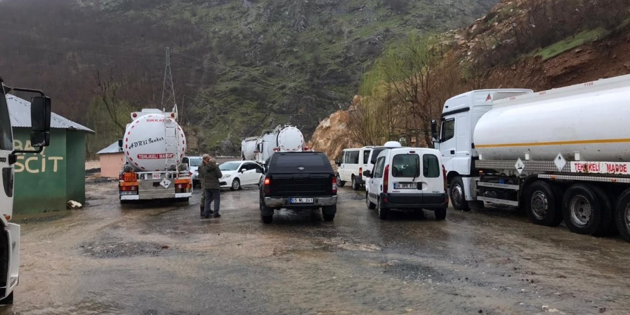Şemdinli-derecik Karayolu Sel Nedeniyle Kapandı