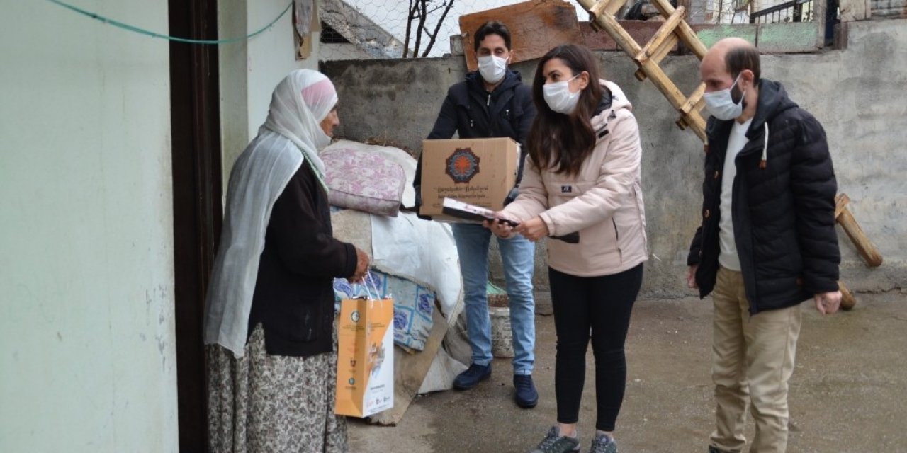 Diyarbakır Büyükşehir Belediyesi Yaşlıları Yalnız Bırakmadı