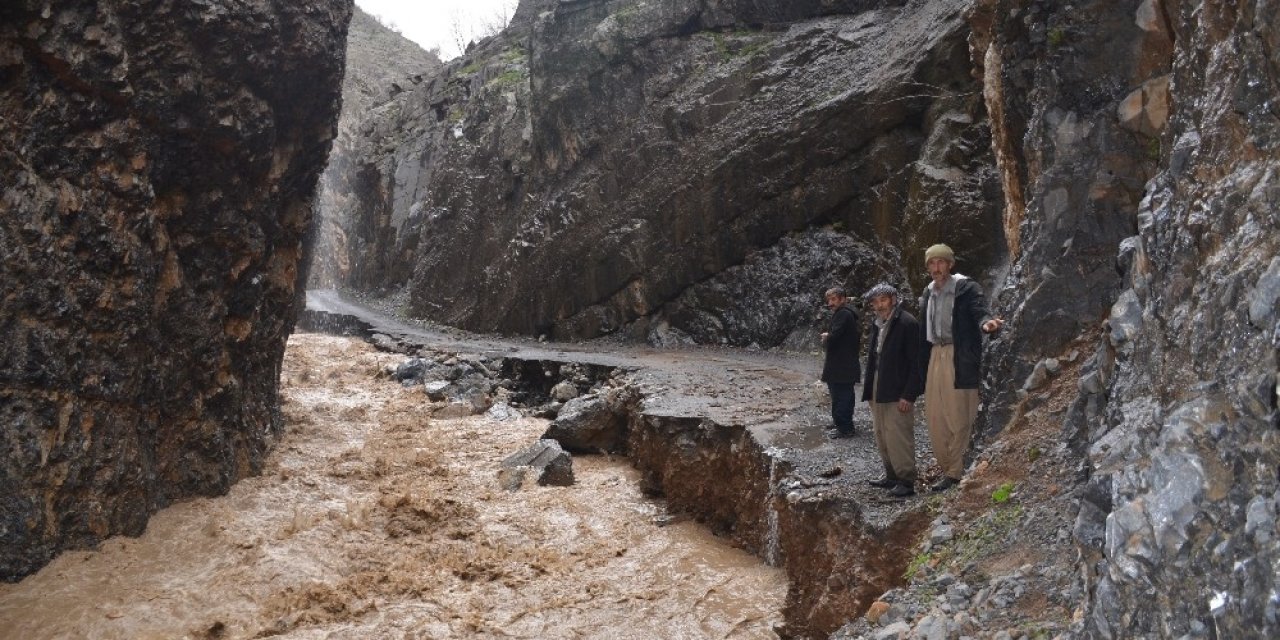Şırnak’ı Sel Vurdu: Köy Yolları, Ahır Ve Tarlalar Sular Altında Kaldı